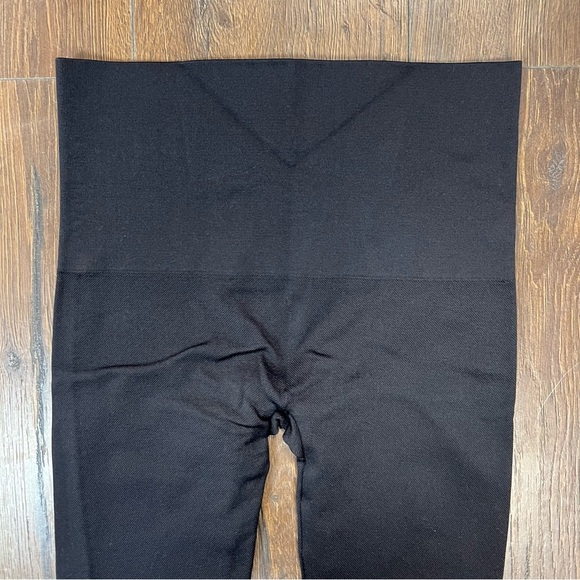 RED HOT by SPANX Shaping Capri Leggings SZ LG - Picture 6 of 8